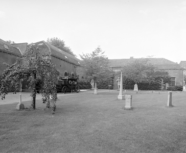 882748 Gezicht in de tuin van het Centraal Museum (Agnietenstraat 1) te Utrecht met links de stallen. Op het gras ...